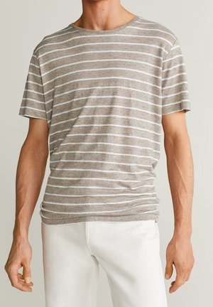 T-shirt a righe in marrone chiaro e bianco, realizzato in tessuto morbido. Presenta un collo rotondo, maniche corte e una vestibilità comoda.