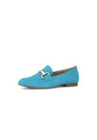 Turquoise suède loafers met een platte zool, een ronde neus en een goudkleurig hardware-detail aan de voorkant. Glad, gestructureerd bovenwerk.
