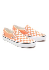 Chaussures à enfiler à damier orange et blanc avec coussinage, semelle en caoutchouc et discret accent noir sur le bord. Logo Vans sur le côté.