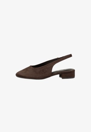 Zapato de tacón bajo tipo bloque para mujer, color marrón de ante, con talón en tira y punta afilada, mostrado de perfil sobre fondo blanco.