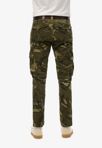 Camouflage cargo pants in groene tinten, met meerdere zijzakken, een rechte pijp en een duurzame stoftextuur.