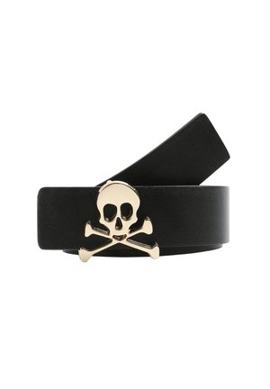 Cinturón de cuero negro con hebilla de calavera y huesos cruzados dorada centrada sobre un fondo blanco liso.