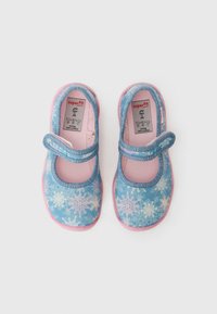 Zapatos Mary Jane de tela azul con un patrón de copos de nieve, forro rosa y tira de velcro. Punta redondeada y suela texturizada.