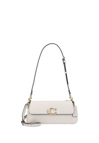 Sac à bandoulière en cuir beige avec fermoir doré en forme de "C", sangle noire réglable et longue sangle beige détachable sur fond blanc.