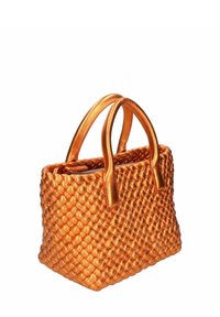 Vævet orange håndtaske med en slank, skinnende overflade; har to rundede håndtag og en lynlåslukning i toppen.