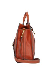 Sac à main en cuir orange avec un haut froncé, une seule poignée et une longue sangle réglable. Présente du matériel en or et des coutures contrastées.