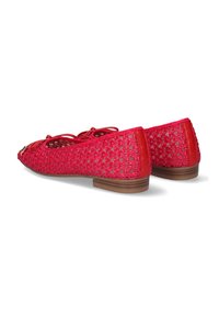 Bailarinas trenzadas rojas con punta redonda y tacón mínimo. Presentan un borde de cuero rojo liso y un lazo decorativo en la parte delantera.
