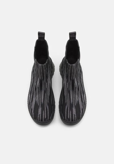 Μαύρες ελαστικές μπότες αστραγάλου με υφή στην επάνω επιφάνεια που διαθέτει κάθετες γκρίζες και ασημί ρίγες. Μικρές θηλιές και παχύ μαύρο πέλμα.