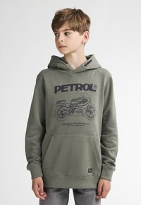 Sudadera con capucha verde olivo con un bolsillo frontal, que presenta un gráfico de motocicleta y el texto "PETROL®" en impresión oscura. Textura de tela suave.
