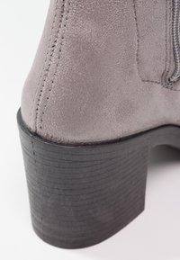 Miss Selfridge Kozačky nad kolena - grey