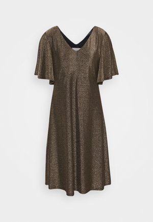 Robe marron foncé à manches courtes avec un décolleté en V, fabriquée en tissu métallique brillant, dotée de manches fluides et superposées ainsi que d'une coupe décontractée.
