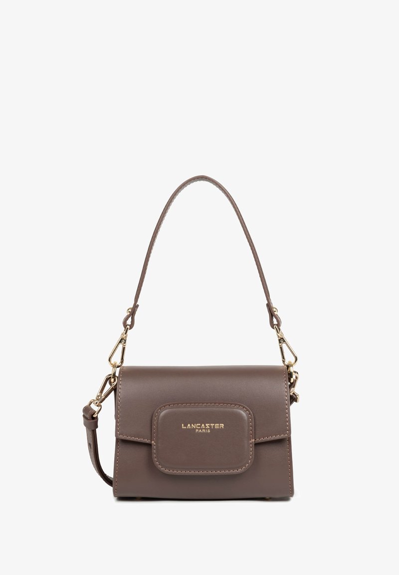 Borsa a spalla in pelle marrone Lancaster Paris con tasca frontale, hardware in tono oro e manico a tracolla staccabile.