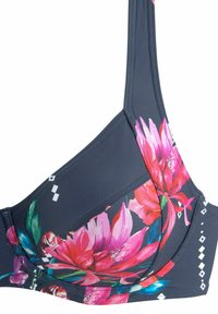 Tamsiai pilkas bikini viršus su gėlių raštu, kurioje yra rožinių ir žalių gėlių, su reguliuojamais petnešomis ir deimanto formos akcentais šonuose.