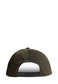 Tummanvihreä hattu, jossa on teksturoitu kangas, muovinen säädettävä hihna ja kohokuvioitu logo takana. Yksinkertainen muotoilu, ei koristeita.