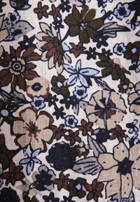 Tessuto floreale con sfondo bianco caratterizzato da fiori e foglie verdi scuri, marroni e blu chiaro, stampati in un motivo denso e ripetitivo.