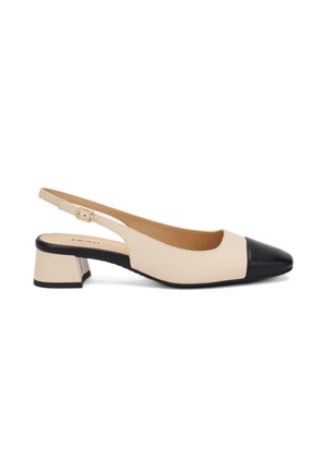 Scarpa slingback in pelle beige con punta nera, tacco a blocco quadrato e cinturino alla caviglia. Texture liscia con un design minimalista.