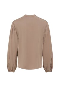 Blusa marrone a maniche lunghe con una trama morbida e liscia. Presenta dettagli arricciati sulle spalle e un collo rotondo classico.