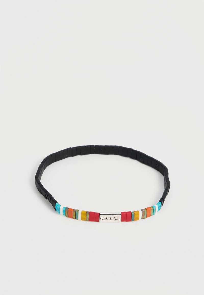 Ελαστικό βραχιόλι με μαύρους τετράγωνους χάντρες και πολύχρωμες διακοσμητικές χάντρες, που διαθέτει μια μικρή μεταλλική πινακίδα με υπογεγραμμένο κείμενο.