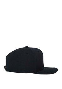 Fekete baseball sapka, amely szövetből készült, lapos karimával, hat panele van, szellőzőnyílásokkal és állítható pánttal a hátsó részen.