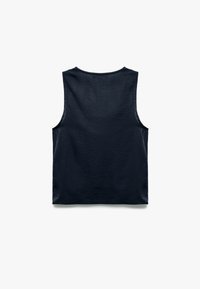 Top sin mangas de color azul marino con una textura suave, escote redondeado y sisas amplias, que muestra un diseño simple y minimalista.