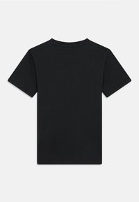 Melna kokvilnas T-krekls ar īsām piedurknēm, apaļu kaklu un vienkāršu dizainu. Audums ir gluds un viendabīgs, bez redzamiem rakstiem vai detaļām.