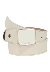 Cintura in finta pelle color crema con un design ampio, dotata di una fibbia rettangolare in argento con la scritta "GUESS" incisa. Texture liscia e cuciture curate.