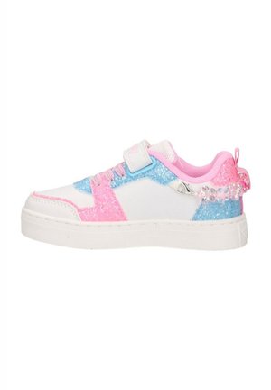 Sneaker bianco con accenti di glitter blu e rosa, una cinghia in velcro e un dettaglio decorativo di perline sul tallone. Sole in gomma solida, punta arrotondata.