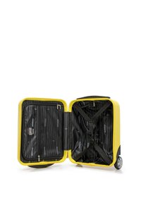 Gele harde koffer met zwarte binnenkant. Beschikt over ritssluitingen en kruisbanden voor het beveiligen van items. Twee wielen voor mobiliteit.