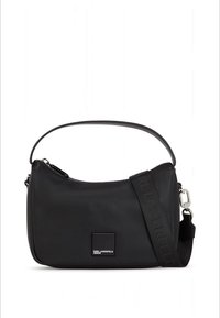 Sort skinnveske med rund form, glidelåslukking og justerbar stropp med logodetaljer. Inkluderer metallbeslag.