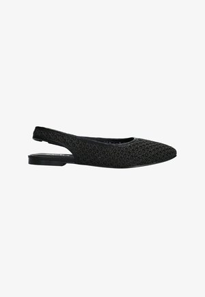 Chaussure plate à bride arrière noire avec un motif tissé texturé, bout arrondi et semelle en caoutchouc basse. Accents lisses le long de l'ouverture.