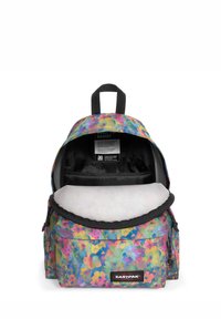 Mochila de Eastpak con estampado floral en varios colores, con un interior negro, cierre de cremallera y un bolsillo frontal para almacenamiento adicional.