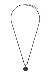 Zwart metalen halsketting met een dunne ketting en een ronde kompasbedel met ingewikkeld detailwerk en een verstelbare sluiting.