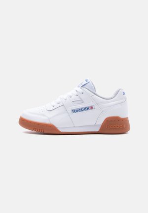 Hvit lavtoppet Reebok-sneaker med gummisåle, blå logo og snøring vist i profil på lys bakgrunn.
