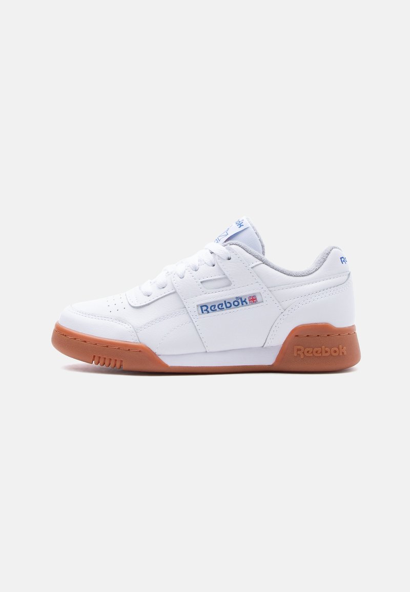 Hvit lavtoppet Reebok-sneaker med gummisåle, blå logo og snøring vist i profil på lys bakgrunn.