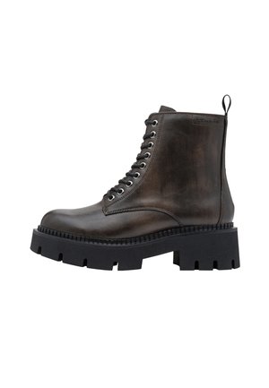 Bottine en cuir marron foncé à lacets, semelle crantée noire épaisse et languette arrière.