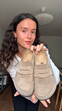 Bež antilop klompe zaobljenog oblika, s dva horizontalna ukrasa od šavova i teksturiranim ulošcima.