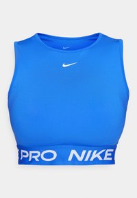 Blauwe sportbeha van glad, rekbaar materiaal. Heeft een aansluitend ontwerp, een ronde halslijn en een wit Nike-logo op de borst en tailleband.