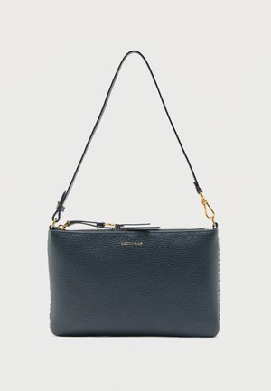 Schwarze Handgelenktasche aus strukturiertem Leder mit goldenem Reißverschluss und abnehmbarem Riemen, mit der Marke "Coccinelle" in kleinen goldenen Buchstaben versehen.