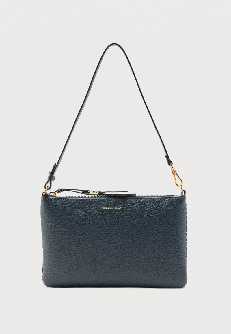 Μαύρο υφασμένο δερμάτινο τσαντάκι χειρός με χρυσό φερμουάρ και αφαιρούμενο λουράκι, με το λογότυπο «Coccinelle» σε μικρά χρυσά γράμματα.