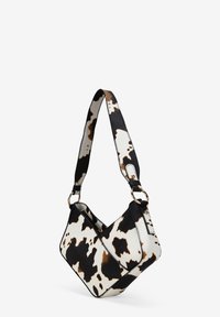 Bolso de mano con estampado de vaca que presenta una forma triangular, hecho de cuero suave en una mezcla de colores blanco, negro y marrón. Correa ajustable con acentos de metal.