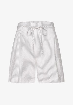 Pantalones cortos blancos con rayas verticales grises, con cintura elástica con cordón y un ajuste relajado; textura de tela suave.