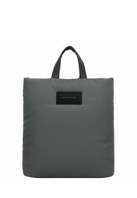 Graue Nylon-Tote-Tasche mit zwei schwarzen Griffen, flacher, quadratischer Form und einem rechteckigen Logopatch auf der Vorderseite. Glatte Oberfläche.