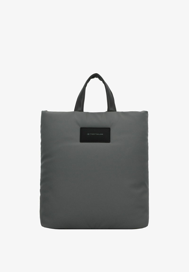 Bolso tote de nylon gris con dos asas negras, de forma cuadrada y plana, y un parche rectangular con el logo en la parte frontal. Textura suave en toda su superficie.