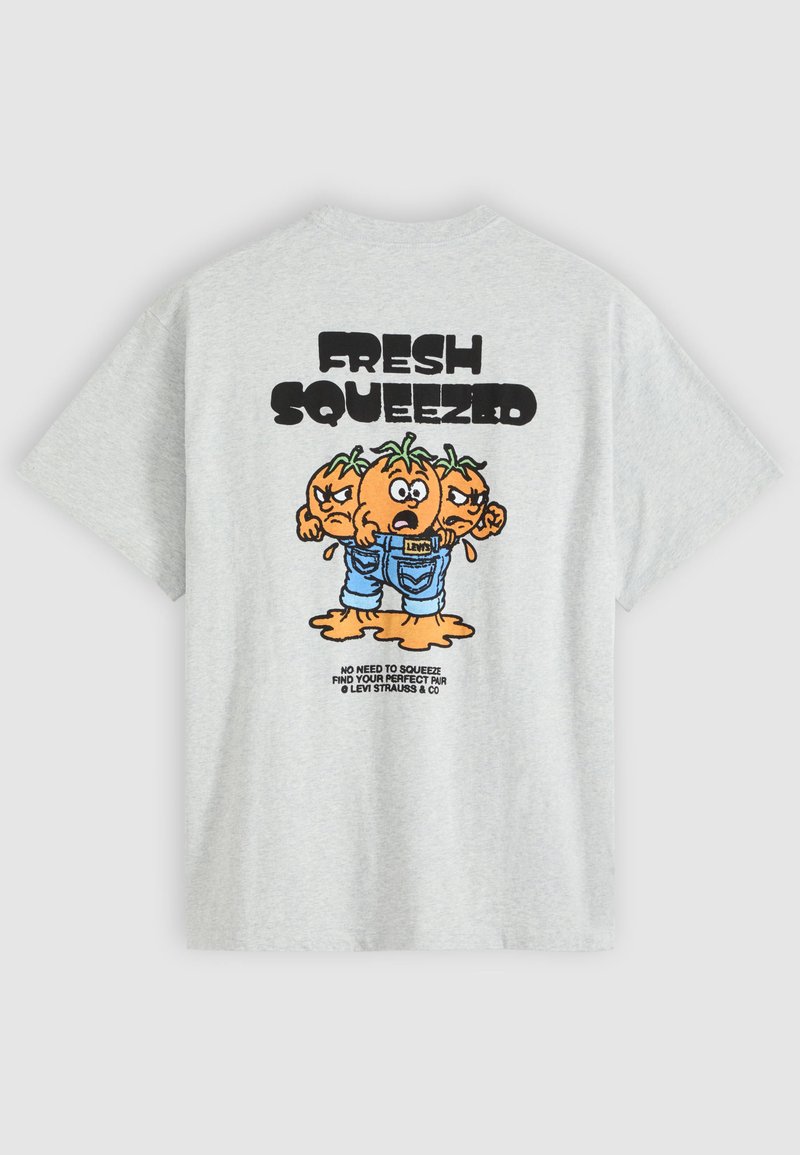 Graues T-Shirt mit einer Cartoon-Dreiköpfigen Tomate, die Jeans trägt, und dem Schriftzug „FRESH SQUEEZED“ oben sowie einem kleinen Levi Strauss-Logo unten.