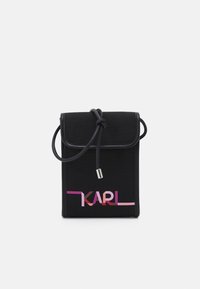 Borsa in tessuto nero con chiusura a coulisse, con logo grafico "KARL" in tonalità gradienti di rosa e viola sulla parte frontale.