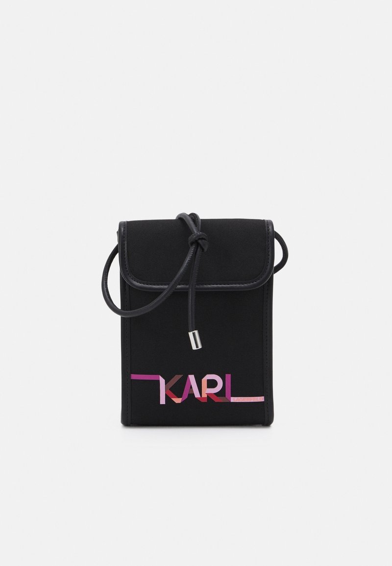 Borsa in tessuto nero con chiusura a coulisse, con logo grafico "KARL" in tonalità gradienti di rosa e viola sulla parte frontale.