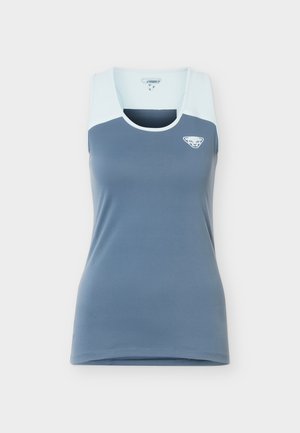 Camiseta deportiva sin mangas con sección superior azul claro y cuerpo azul más oscuro, con un pequeño logo de pantera en el pecho.