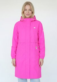 Jachetă impermeabilă roz aprins cu guler înalt și glugă reglabilă. Prezintă manșete elastice, buzunare frontale și un mic logo cu umbrelă.