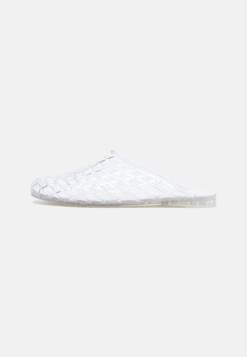 Chaussures blanches translucides à enfiler avec un design tissé et une semelle transparente, dotées d'un matériau flexible et d'un style à bout ouvert.