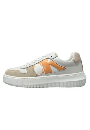 Sneaker bianco con accenti arancioni e beige, caratterizzato da una punta arrotondata, chiusura con lacci e suola in gomma texturizzata. Loghi sui lati.